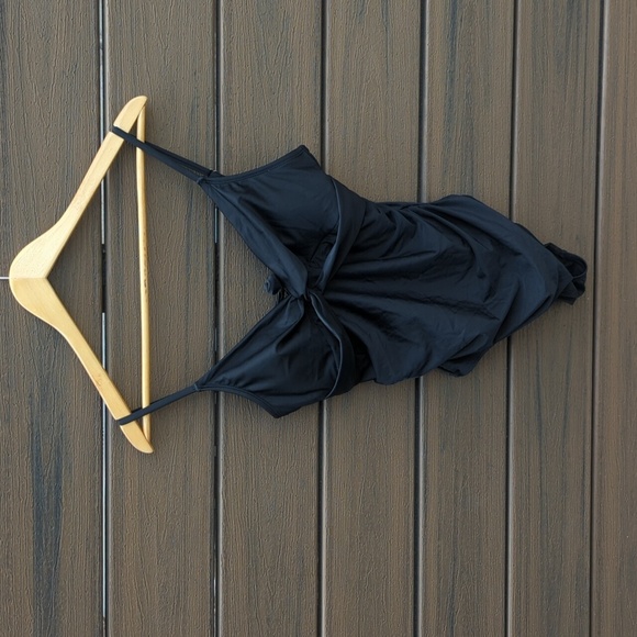 Elegant Black One-Piece Swimsuit - Picture 5 of 7